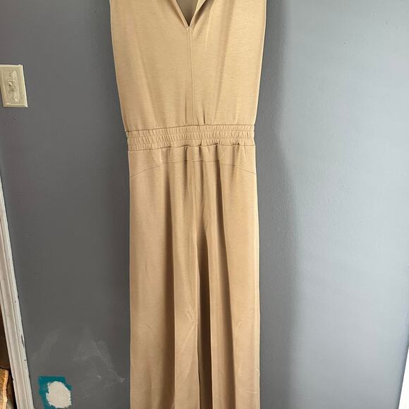 Womens tan jumpsuit size - Picture 3 of 3